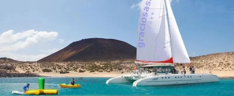 Excursión a La Graciosa en Catamarán Excursión a La Graciosa en Catamarán